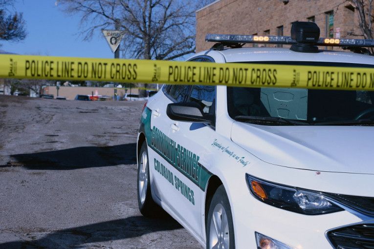 PUCNJAVA NA AERODROMU U AMERICI: Uhapšena žena koja je ispalila 3 hica!