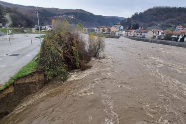 JEZIV PRIZOR KATAKLIZME U SRBIJI: Situacija u Tutinu najteža, potoci prerasli u BUJICE! (FOTO)