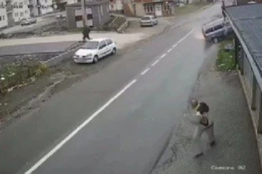 TEŠKA NESREĆA KOD ZVEČANA: Vatrogasci sekli automobil da dođu do povređenih (UZNEMIRUJUĆI SNIMAK)