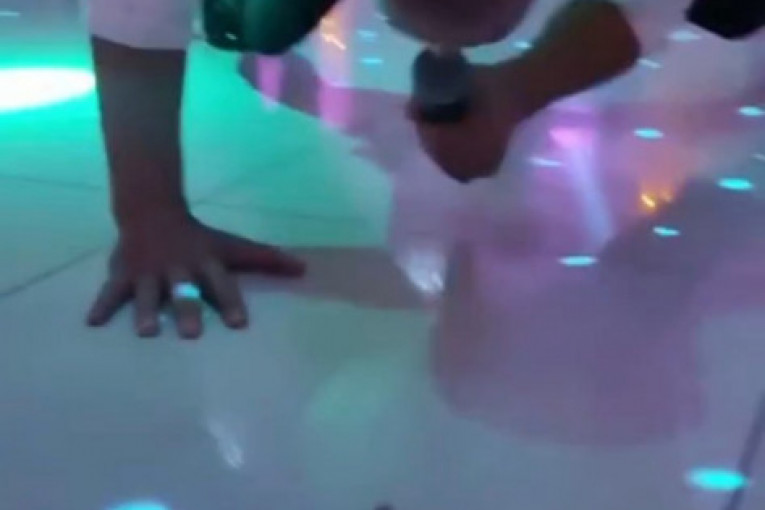 MIlan Topalović Topalko radi sklekove i peva