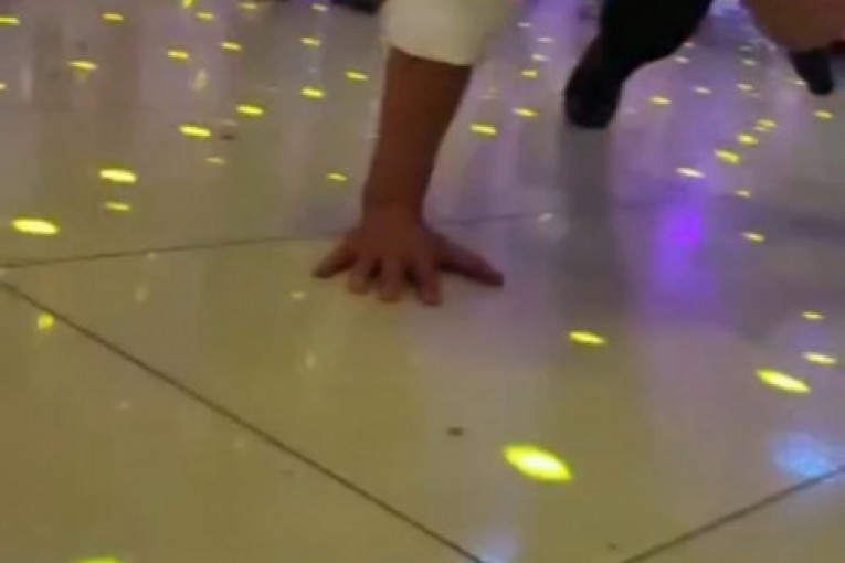 MIlan Topalović Topalko radi sklekove i peva