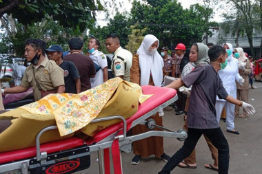 TOKOM POTRESA U INDONEZIJI RUŠILE SE ŠKOLE: Među poginulima veliki broj dece