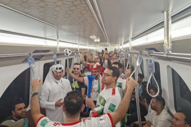ZAKUVALO SE U DOHI: Navijači Engleske i Irana u istom metrou krenuli na utakmicu - sve ODZVANJA od pesme! (VIDEO)