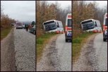 PRVI SNIMCI IZ KRAGUJEVCA: Proklizao autobus pun radnika, povređeno više osoba (VIDEO)