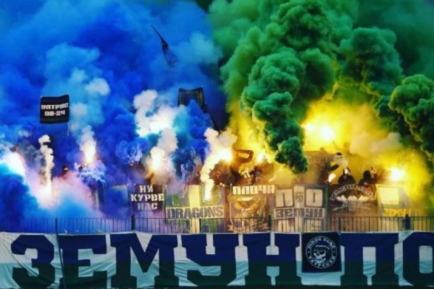 JUŽNOAMERIČKA ATMOSFERA U GORNJOJ VAROŠI: Zemunci deklasirali Lazarevčane uz spektakl Taurunum bojsa! (FOTO GALERIJA)