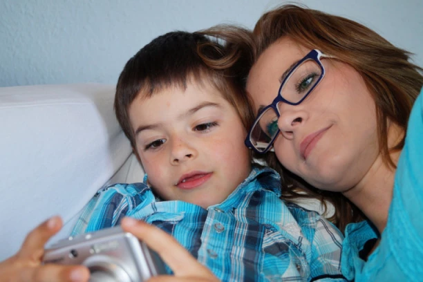 DECA PIJU KAFU, BRIJU GLAVU I JEDU ŠTA POŽELE: Mama ima spisak šta im je dozvoljeno, a kada čujete šta dopušta dečacima, ŠOKIRAĆETE SE!
