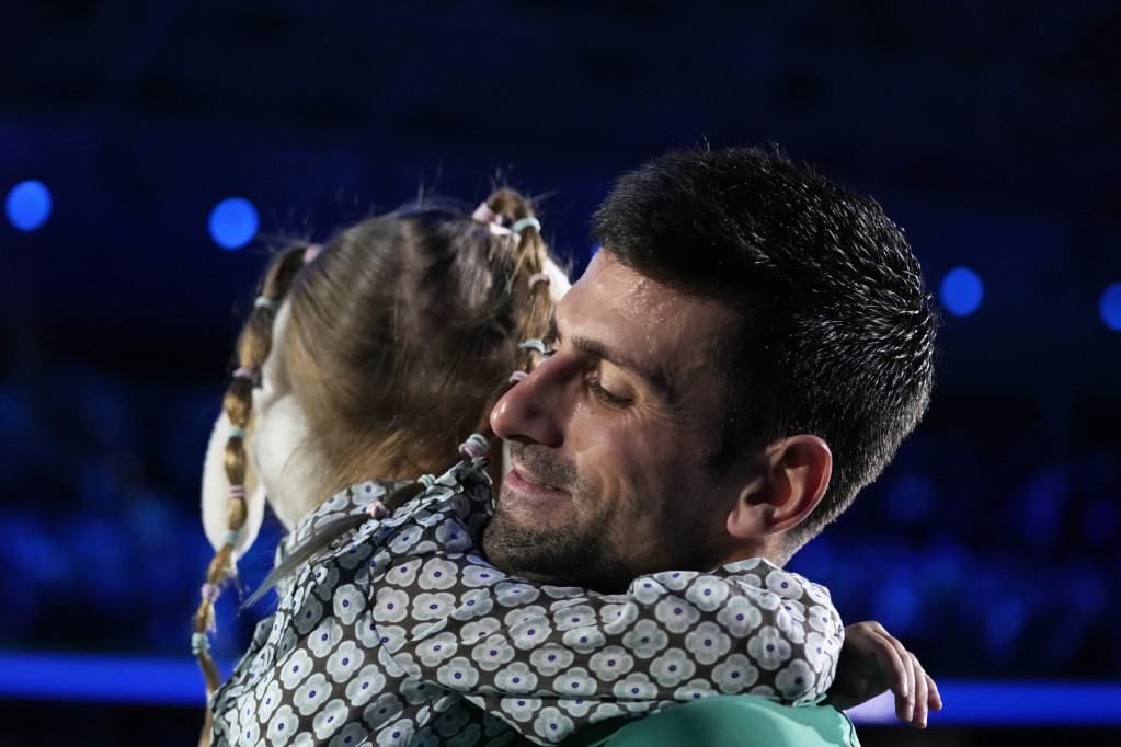 Novak Đoković u zagrljaju ćerke Tare