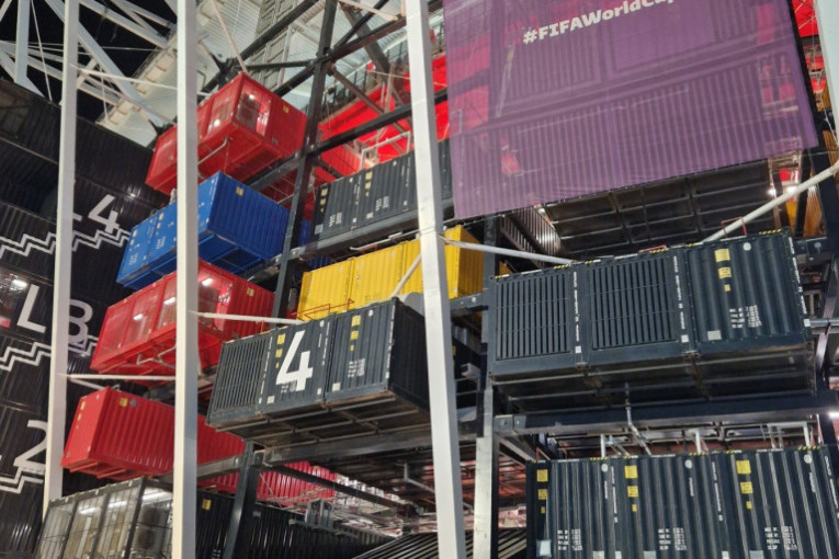 Velelepno zdanje izgrađeno od transportnih kontejnera