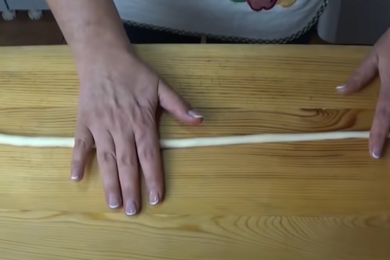 Male pogačice se razvlače za pletenicu