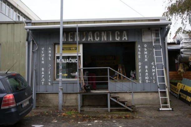 ČOVEK U CRNOM PRVO TIPOVAO MENJAČNICU: Vlasnica bez komentara, stanari nisu čuli kad je razbijeno neprobojno staklo (FOTO/VIDEO)