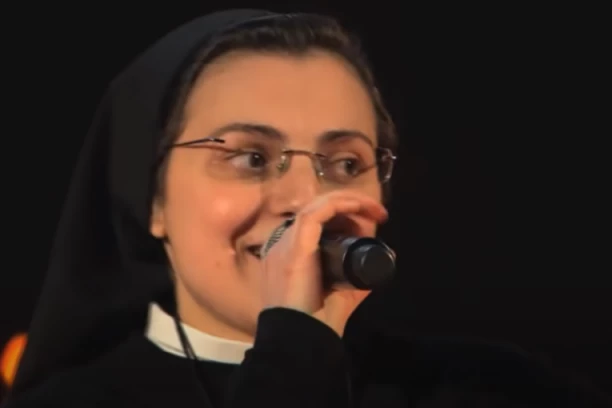 ČASNA SESTRA SKINULA ODORU I OBUKLA CRVENO ODELO: Kristinu svi znaju iz takmičenja u pevanju, a sada je DRASTIČNO promenila profesiju! (FOTO)