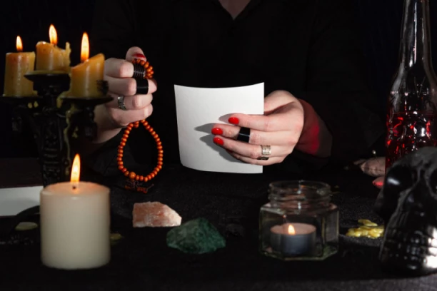 "REKLI SU MI DA SAM ŽRTVA CRNE MAGIJE I DA SAM POPILA MRTVAČKU VODU": Draganu prevaranti ojadili za 200.000 dinara: "Bila sam kao u nekom bunilu"