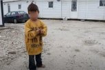 SNIMAK KOJI JE RASPLAKAO BALKAN: Bosonogi trogodišnjak gazi po ledenom kamenju kao i njegov brat, otišli bi daleko, ali gde? (VIDEO)