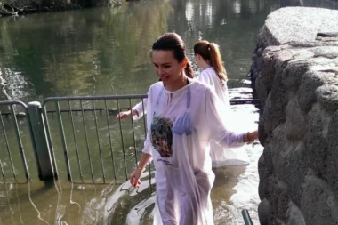 SEVERINA GOLOTINJOM GAZI PO SVETINJAMA! Pevačica bez stida i srama: Skinula se usred Jordana! (FOTO)