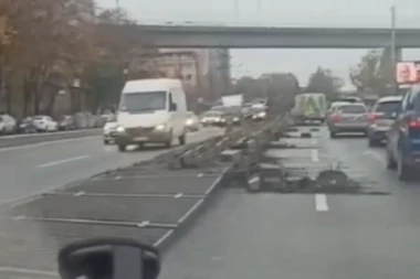 HAOS KOD BEOGRADSKOG SAJMA: Smart oborio ogradu i napravio karambol (FOTO)