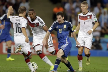 NEMCI NASTAVLJAJU PROTEST! Legenda jasna: NEĆU U KATAR, Mundijal će NANETI ŠTETU!