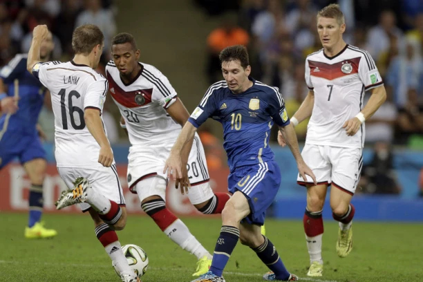 NEMCI NASTAVLJAJU PROTEST! Legenda jasna: NEĆU U KATAR, Mundijal će NANETI ŠTETU!