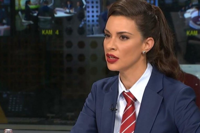 Dragana Kosjerina u odelu