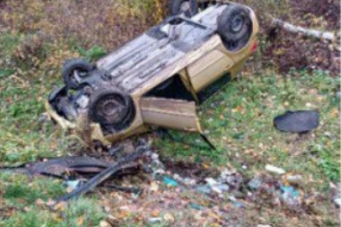 PREVRNUT AUTOMOBIL STOJI PORED PUTA! Saobraćajna nezgoda kod sela Doroslovo (FOTO)