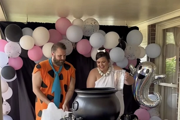 DA LI JE OVO NAJORIGINALNIJE OTKRIVANJE POLA BEBE KOJE STE IKADA VIDELI? Zaboravite balone, ovo je NESVAKIDAŠNJE! (FOTO/VIDEO)