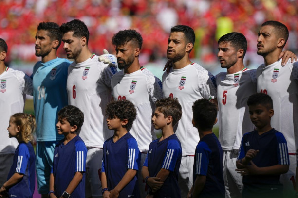 SKANDAL SVETSKIH RAZMERA: Fudbaleri Irana PRISILJENI da PEVAJU HIMNU, navijači ZAPLAKALI na tribinama! (VIDEO)