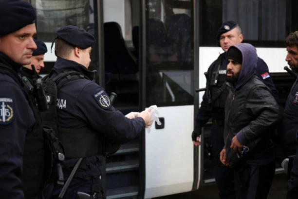 POLICIJA KOD MIGRANATA PRONALAZILA ORUŽJE I OBELEŽJA OVK: Više od 1.000 prebačeno u prihvatne centre