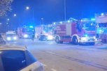 VELIKI POŽAR NA NOVOM BEOGRADU: Izgorela radionica u bloku 58, bile ugrožene barake - 17 vatrogasaca gasilo buktinju (VIDEO)