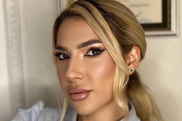 JOVANA JEREMIĆ POTPUNO GOLA! Pogledajte šok fotografiju popularne voditeljke bez gaćica i grudnjaka - kao od majke rođena! (FOTO)