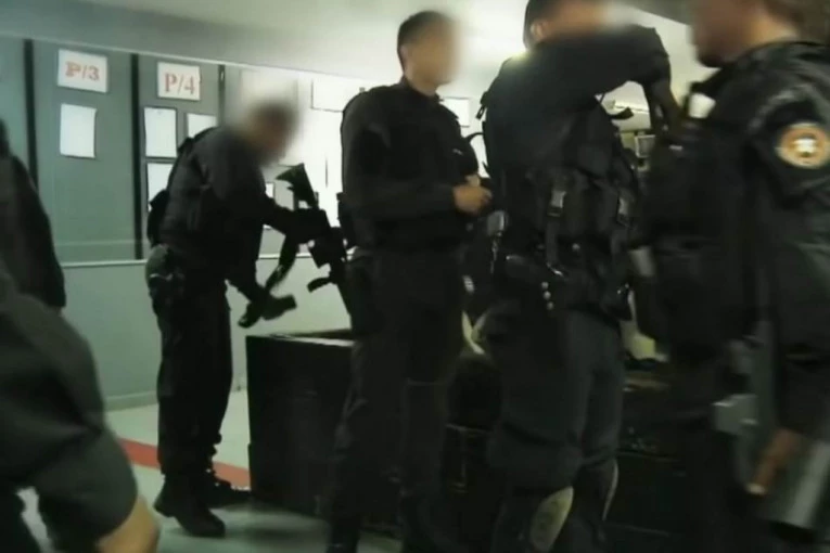 UBIJENA DVA NASTAVNIKA I UČENIK: Tinejdžer sa poluautomatskim pištoljem upao u tri škole i napravio krvoproliće