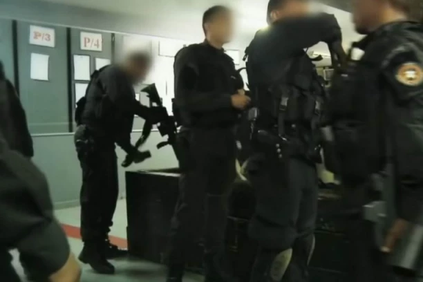 UBIJENA DVA NASTAVNIKA I UČENIK: Tinejdžer sa poluautomatskim pištoljem upao u tri škole i napravio krvoproliće