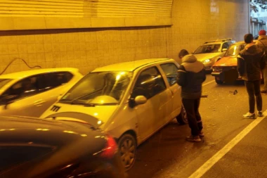 NESREĆA U TERAZIJSKOM TUNELU! Sudar tri automobila, saobraćaj otežan! (FOTO)