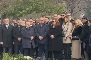 VRH SOCIJALISTA NA GODIŠNJEM POMENU MILUTINU MRKONJIĆU! Došli Dačić, Ružić, Antić, Tončev... ! PREDSEDNIK SOCIJALISTA ODRŽAO GOVOR! (FOTO/VIDEO)