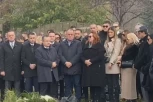 VRH SOCIJALISTA NA GODIŠNJEM POMENU MILUTINU MRKONJIĆU! Došli Dačić, Ružić, Antić, Tončev... ! PREDSEDNIK SOCIJALISTA ODRŽAO GOVOR! (FOTO/VIDEO)