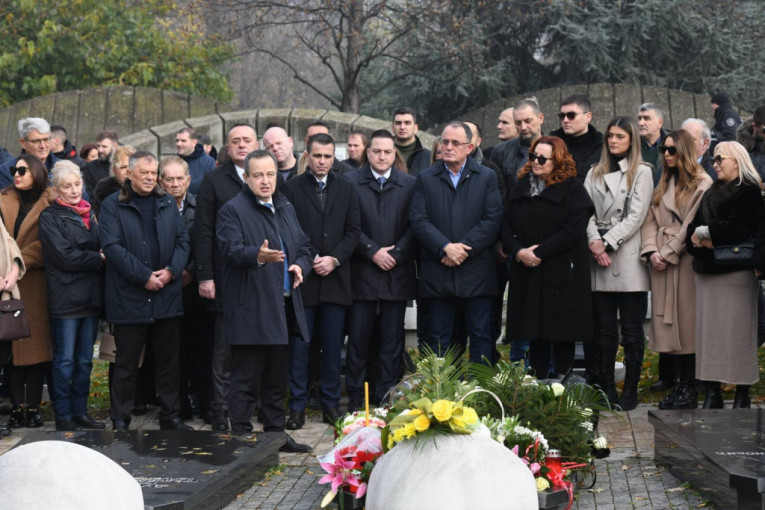 Članovi SPS-a na pomenu Milutinu Mrkonjiću