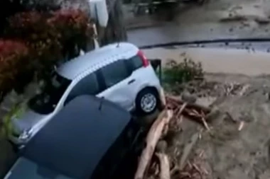 STRAVIČAN PRIZOR U ITALIJI: Klizište zatrpalo ljude, zgrade i automobile! Ima mrtvih i nestalih - među njima porodica sa bebom! (FOTO/VIDEO)