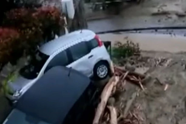 STRAVIČAN PRIZOR U ITALIJI: Klizište zatrpalo ljude, zgrade i automobile! Ima mrtvih i nestalih - među njima porodica sa bebom! (FOTO/VIDEO)