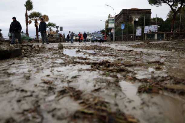 NESTAO DEO PUTA! Rupa progutala vozilo, ima i mrtvih! Klizište uništilo sve pred sobom