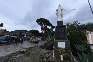 KATASTROFALNE POSLEDICE KLIZIŠTA U ITALIJI: 10 osoba se vodi kao nestalo, jedna žena pronađena mrtva (FOTO)