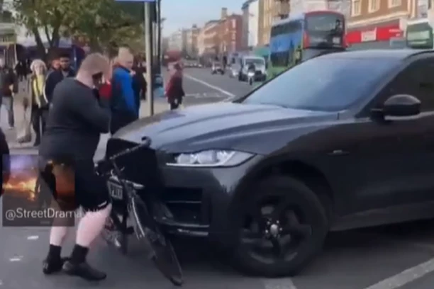 BAHATO, ILI?! SKUPOCENIM JAGUAROM NA BICIKLISTU: Situacija u saobraćaju izazvala buru na Internetu - snimak šokirao svet (VIDEO)