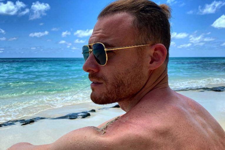 Fotografija na plaži dok je bio u vezi sa Hande