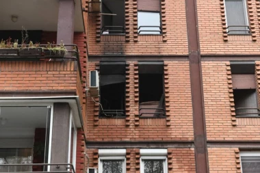 DEKU IZVUKLI IZ STANA, BAKI NIJE BILO SPASA: Ovo je zgrada u kojoj je starica nastradala u požaru (FOTO)