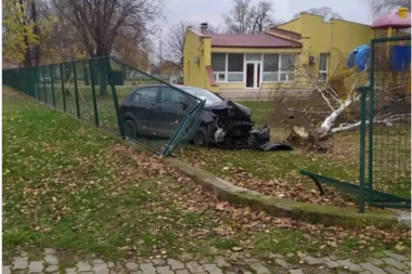 AUTOMOBILOM U PUNOJ BRZINI ULETEO U DVORIŠTE VRTIĆA! Karambol u Svilajncu!