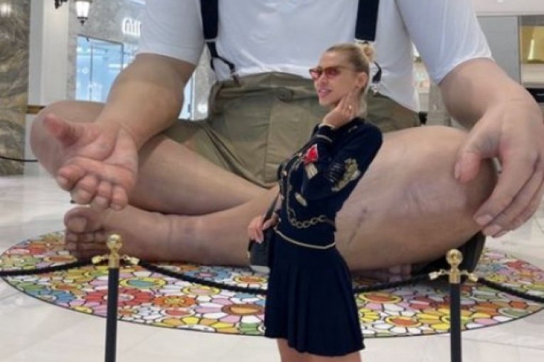 Snežana Borjan ispred ogromne figure u Kataru