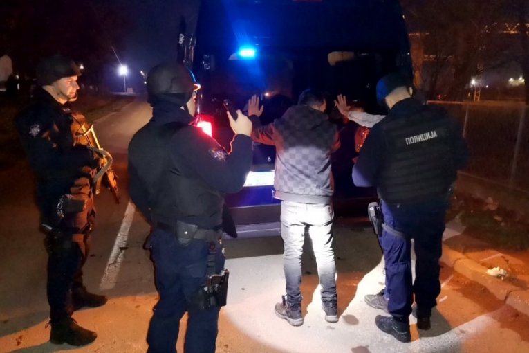 Štekao automatsku pušku, municiju, nož: Šta je sve policija u Horgošu našla kod uhapšenog migranta
