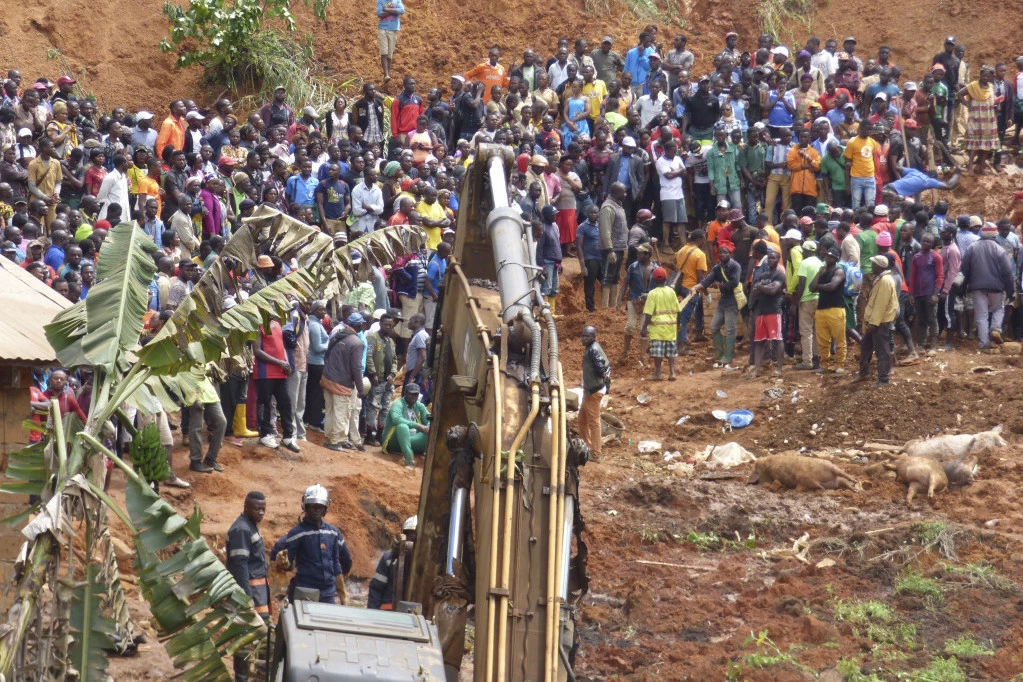 UŽAS I JEZA NA SAHRANI - KLIZIŠTE ZATRPALO LJUDE: Najmanje 14 mrtvih, tela se još uvek izvlače (FOTO, VIDEO)