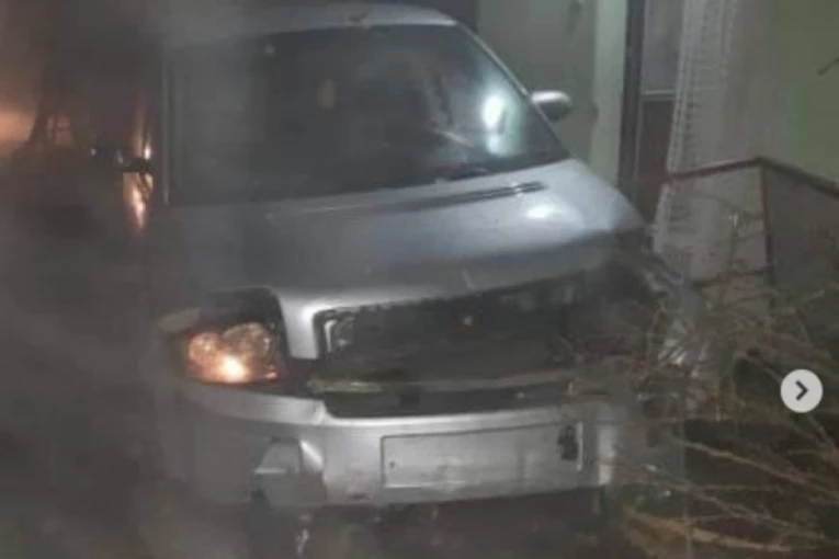KARAMBOL U SMEDEREVSKOJ PALANCI! Vozač "Audija" probio ogradu i uleteo u dvorište porodične kuće! (FOTO)