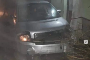 KARAMBOL U SMEDEREVSKOJ PALANCI! Vozač "Audija" probio ogradu i uleteo u dvorište porodične kuće! (FOTO)