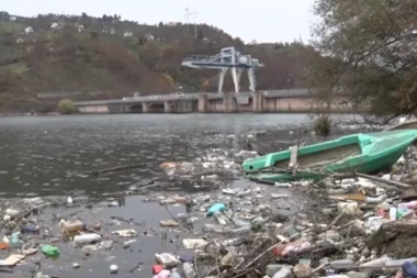 Počela velika akcija čišćenja Potpećkog jezera na Limu! Remorker pribija smeće uz obalu, bageri ga tovare u kamione!