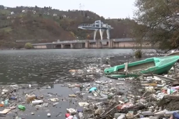 Počela velika akcija čišćenja Potpećkog jezera na Limu! Remorker pribija smeće uz obalu, bageri ga tovare u kamione!
