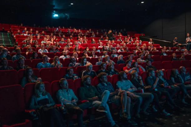ŠTA SE DEŠAVA U BIOSKOPIMA U SRBIJI? Film "Odiseja" napravio totalni haos - GLEDAOCI BESNI ZBOG JEDNOG DETALJA!